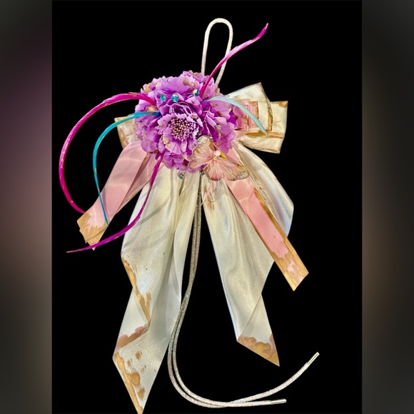 Jewelry - Spectacular GoShine "BOWlo" on sparkly cord.